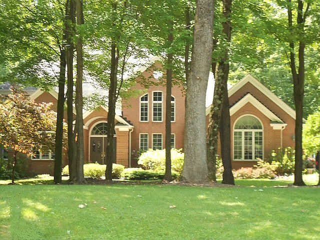 1st image of 365 Brookside Cir