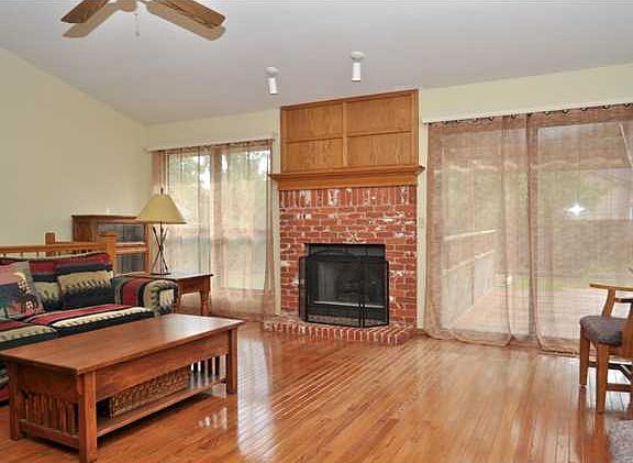 4th image of 3142 N Governeour St