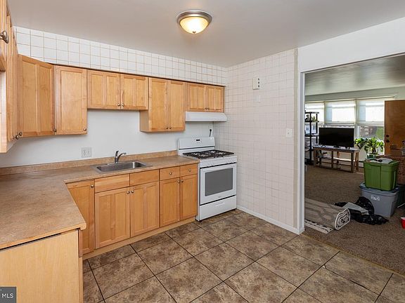 5th image of 9321 Walker St