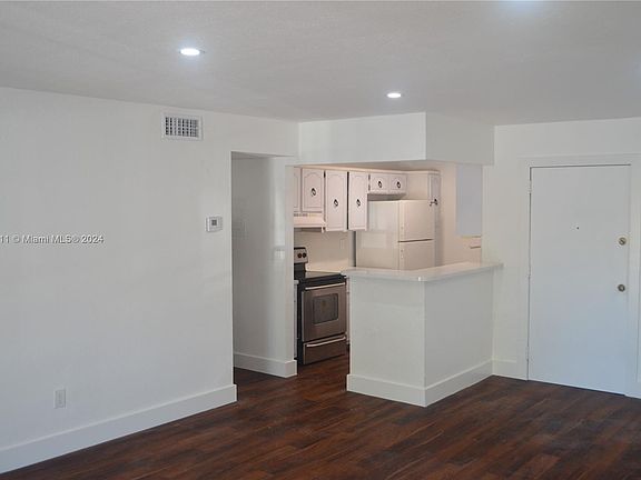 3rd image of 10395 N Kendall Dr APT V8