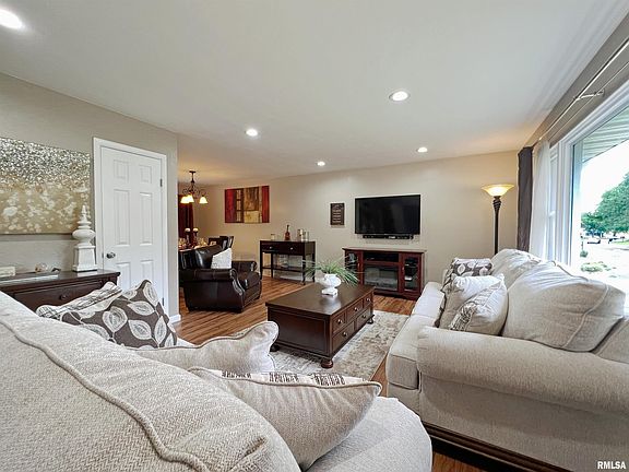 3rd image of 2612 W Fountaindale Dr