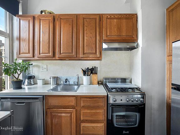 5th image of 465 W 23rd St APT 5J