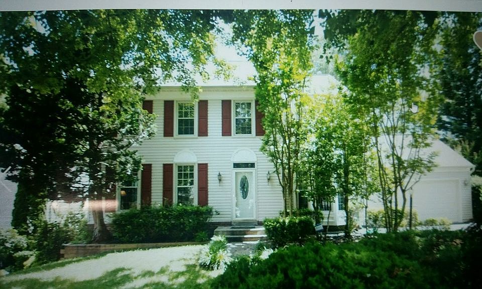 1st image of 8 Danbury Ct