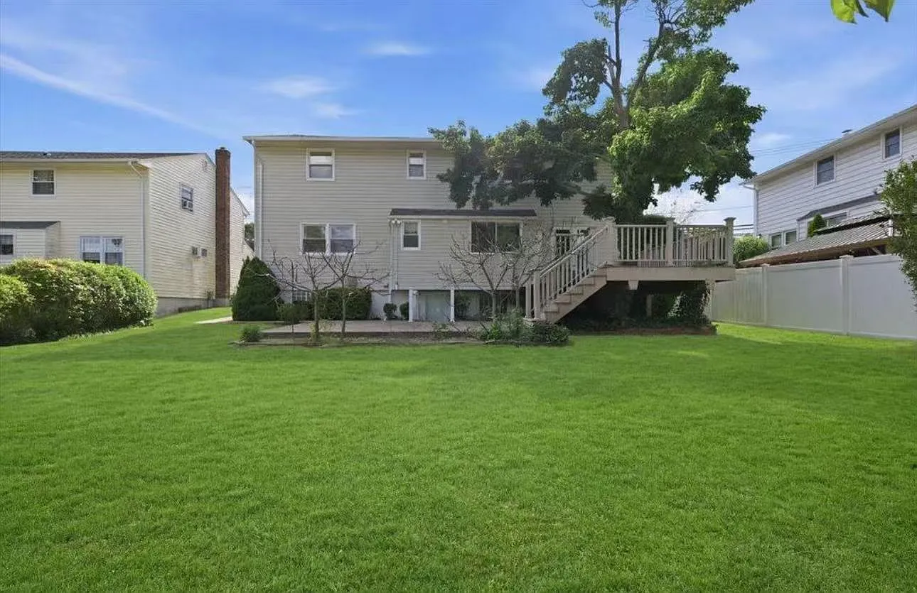4 bed, 2240 sqft, $4,850 — Photo 2