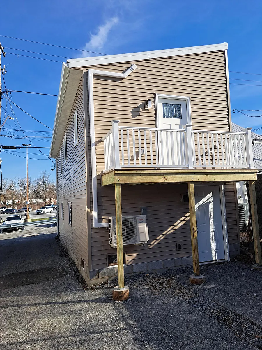Building Photo - 122 W Main St #REAR