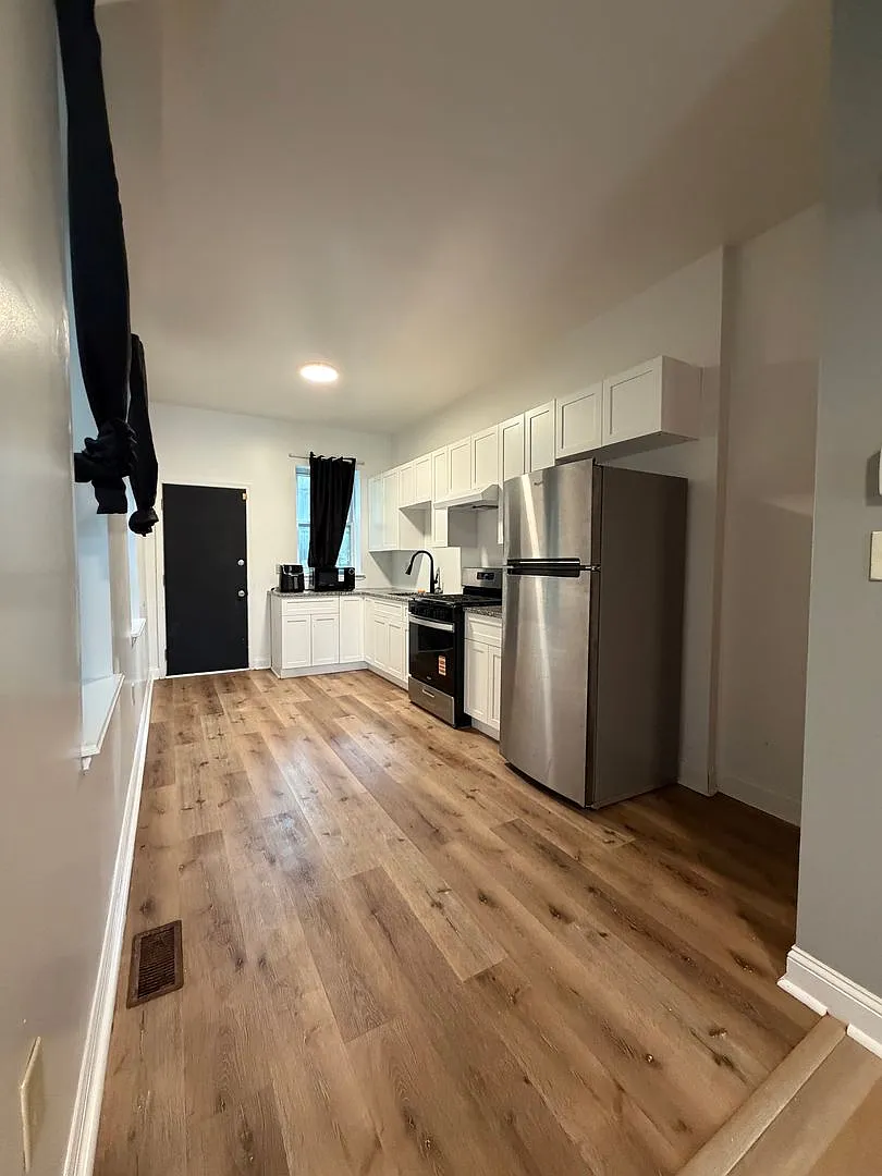 Spacious 3 Bedroom with Washer/Dryer — Photo 3