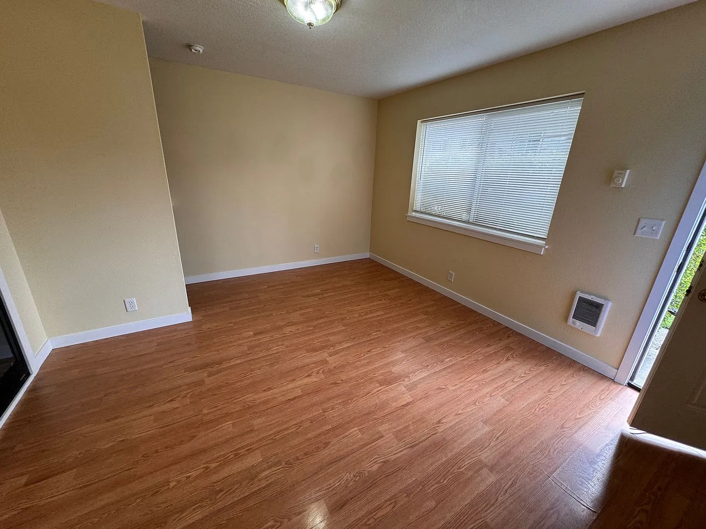 Blocks from UO! 2 large bedrooms 1.5 bath included in unit laundry and off street parking — Photo 4