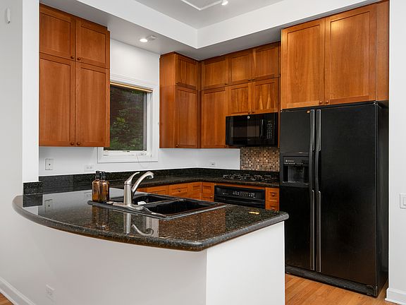 5th image of 1550 N Hoyne Ave APT 1B