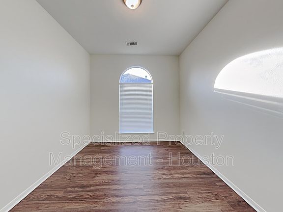 4th image of 1910 Quiet Hollow Dr