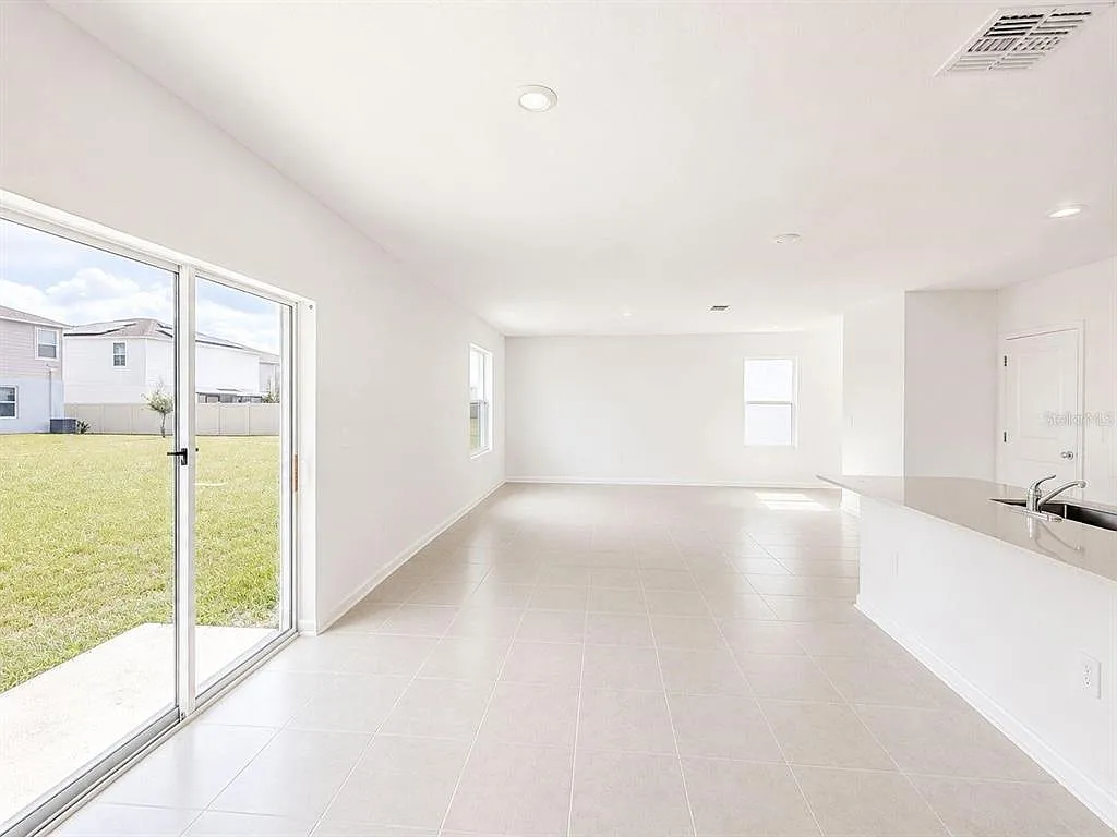 4 bed, 2.5 bath, 1874 sqft, $2,100 — Photo 3