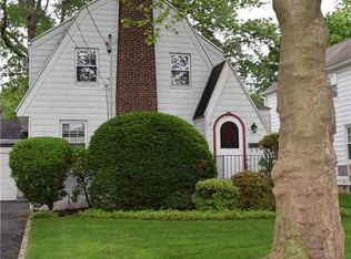 22 Bromleigh Rd, Garden City, NY 11530