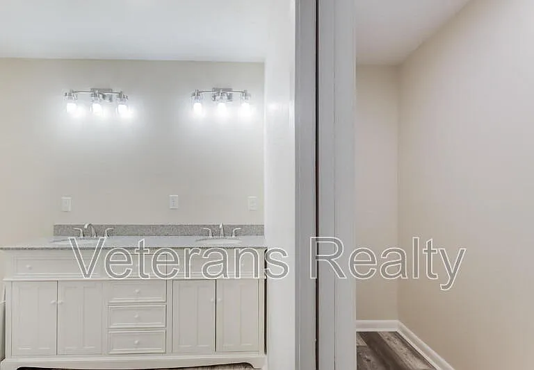 129 Quarles St — Photo 13