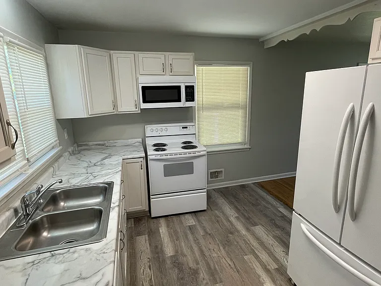 409 W Walnut St #B — Photo 4