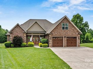 5163 Meadow Park Ln, Hickory, NC 28602