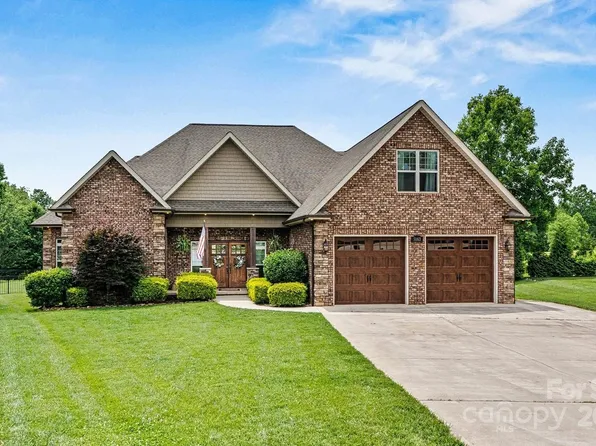 5163 Meadow Park Ln, Hickory, NC 28602