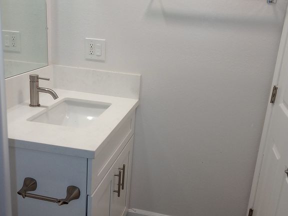 5th image of 873 E Franklin Ave #3