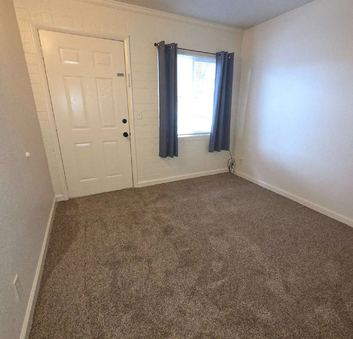 1 bed, 1.0 bath, 380 sqft, $1,121 — Photo 2