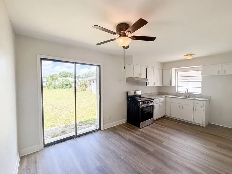 1115 N Forrest Ave — Photo 2