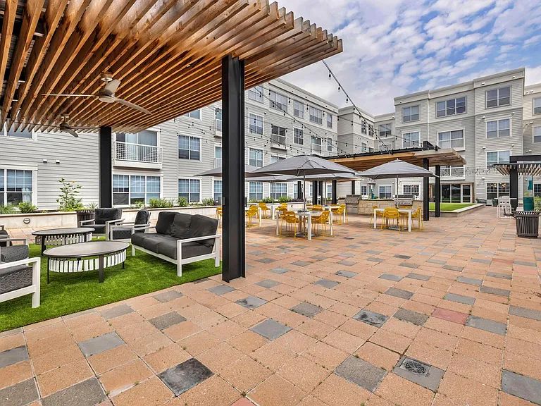 The Quarters Sterling House (Student Housing - Rent by the Bed) — Photo 33