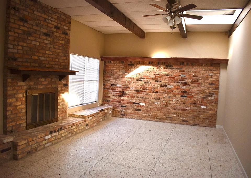 1st image of 906 Rosewood Dr #B