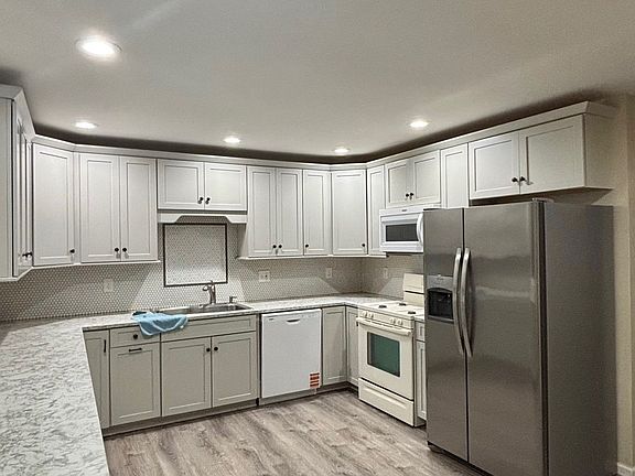 2nd image of 3212 Stonehenge Dr