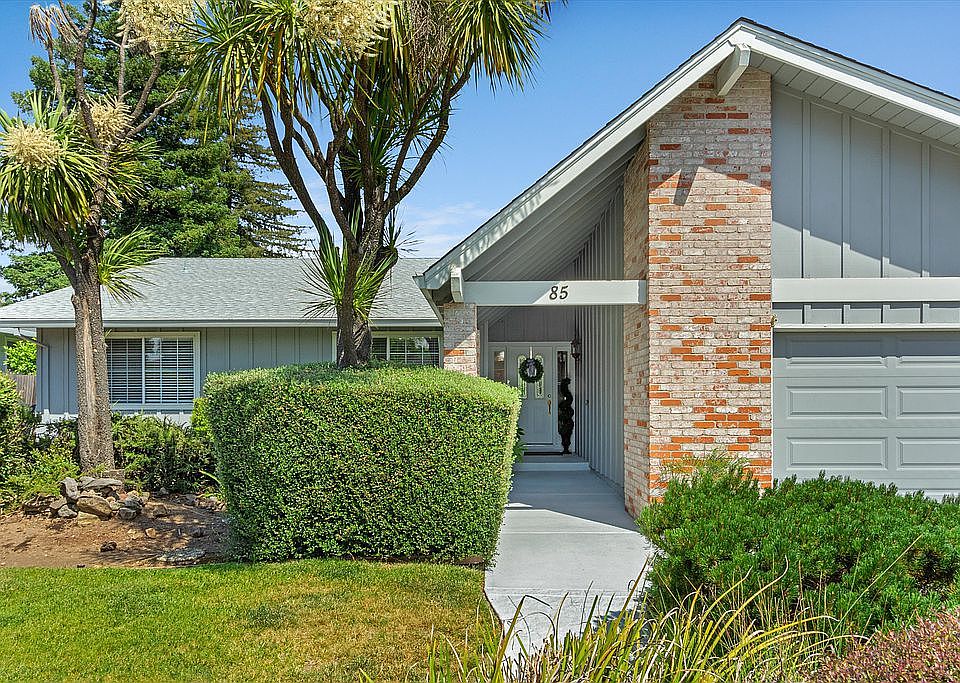 1st image of 85 Autumn Leaf Dr