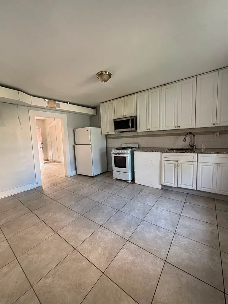 3 bed, $2,300 — Photo 1