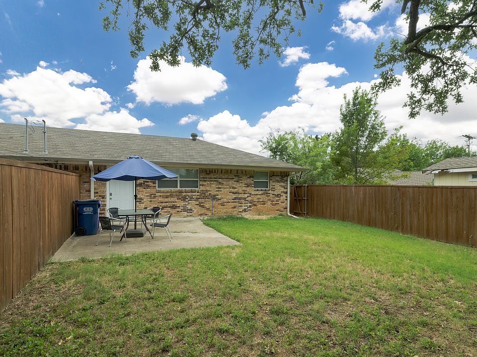 Spacious fully-fenced backyard with an outdoor dining table and chairs to seat 4.