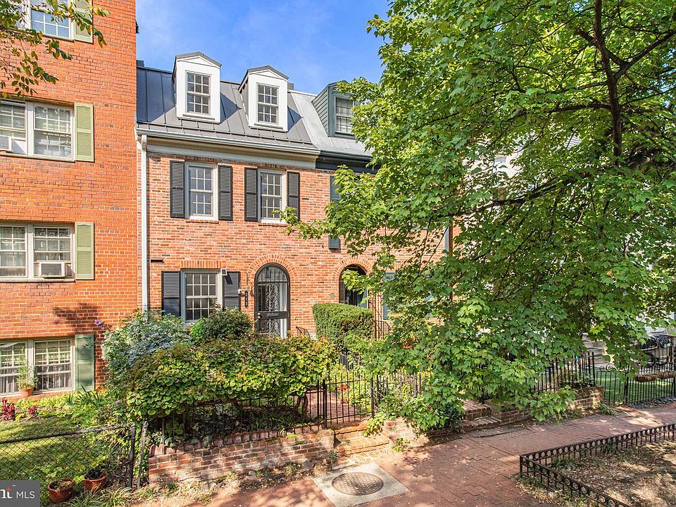 1st image of 213 9th St SE