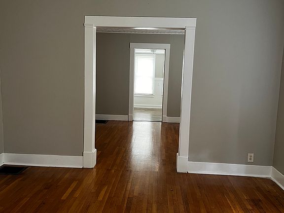 3rd image of 3718 Kahlert Ave