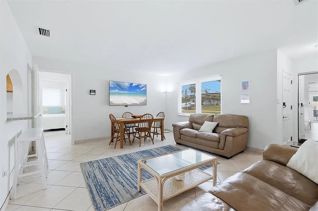 3 bed, 2.0 bath, 1242 sqft, $3,300 — Photo 4
