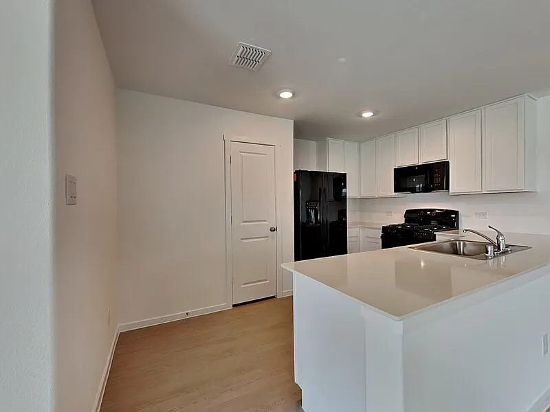 4 bed, 2.0 bath, 1667 sqft, $1,750 — Photo 4