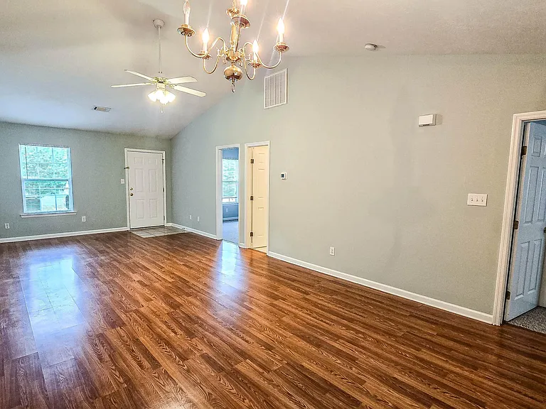 726 Creekside Dr — Photo 8