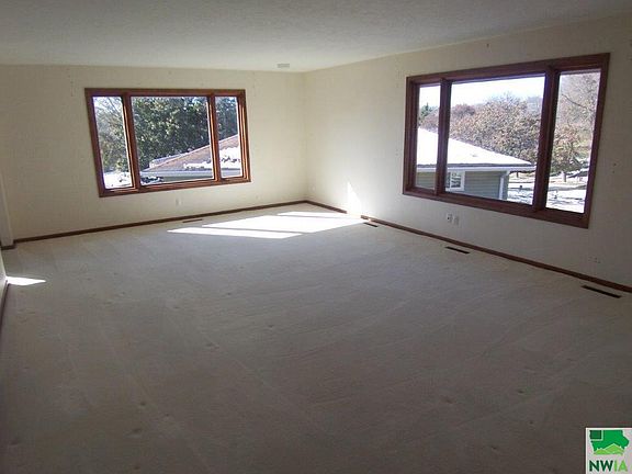 3rd image of 404 Idlewood Ct