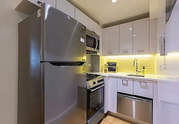 2nd image of 230 E 44th St APT 4B