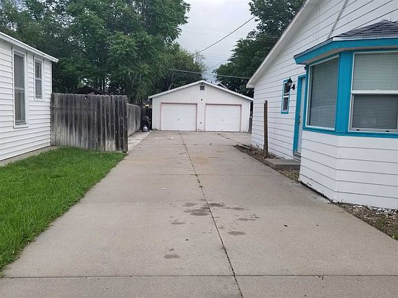 3rd image of 215 E 9th St