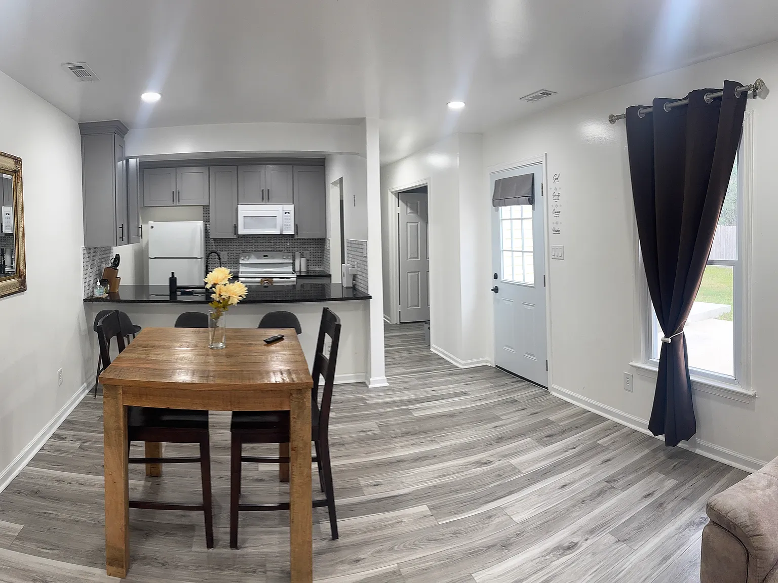 2 bed, 1000 sqft, $2,100 — Photo 2