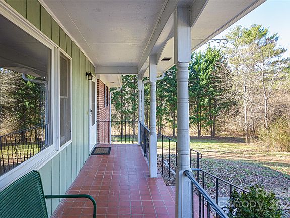 4th image of 21 W Oak Hill Ln