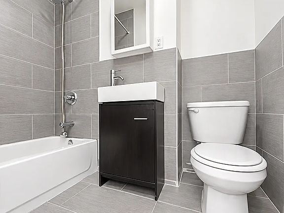 5th image of 142 Grove St APT 3R
