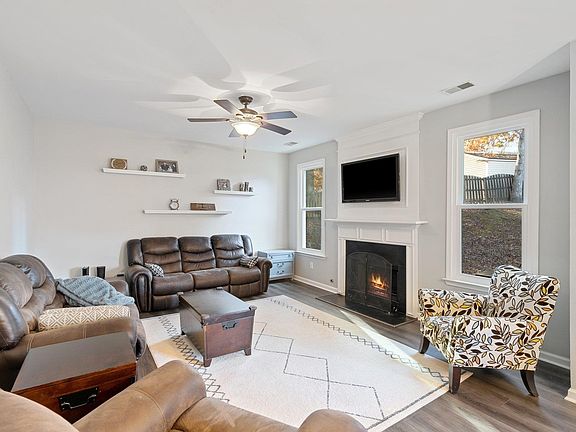5th image of 102 Stonewater Dr