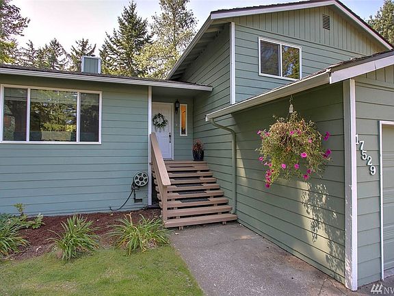 Fairwood Greens is a thriving, small town community with big amenities including community events, parks, quiet streets and award-winning Kent Schools. Memberships are available at the Fairwood Golf & Country Club with gorgeous 18-hole golf course, pool, exercise facility & restaurant. Easy access to freeways, airport, hospital, major retail, dining & business hubs.