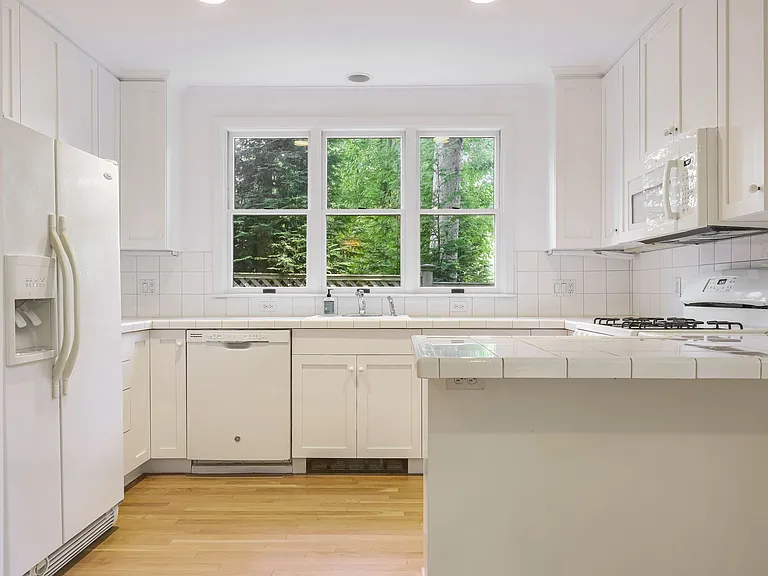 14 Grove Ln — Photo 11