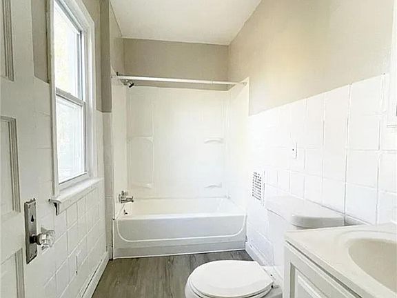 5th image of 3139 Elyria Ave