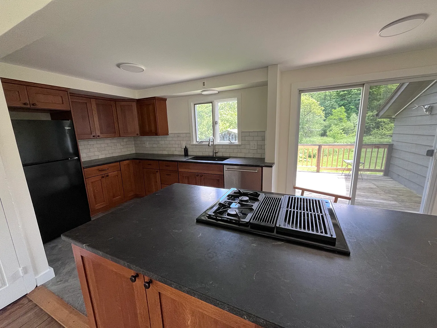 3 bed, 1.5 bath, 2000 sqft, $1,900 — Photo 2