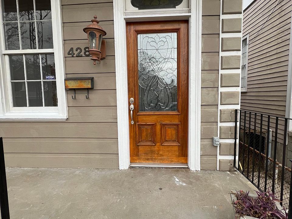 1st image of 428 Belleville St