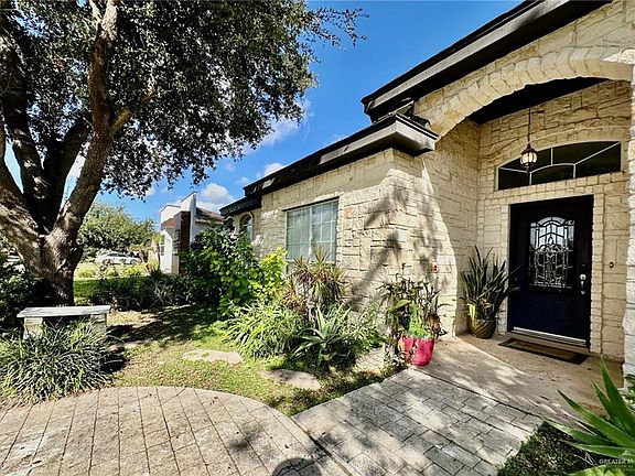 3rd image of 704 W Goldfinch Dr