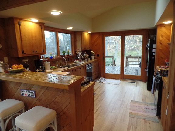 5th image of 104 Gardiners Bay Dr