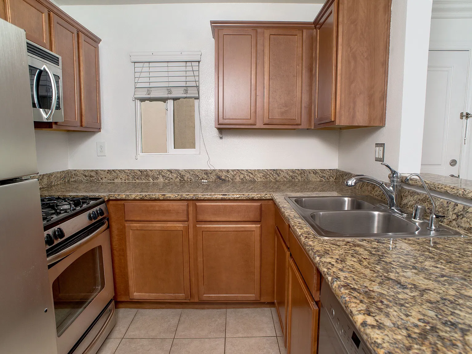 355 N Maple St — Photo 3