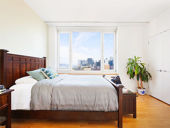 4th image of 635 W 42nd St APT 17D