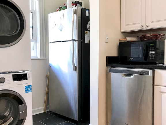 3rd image of 236 Cedar St #2